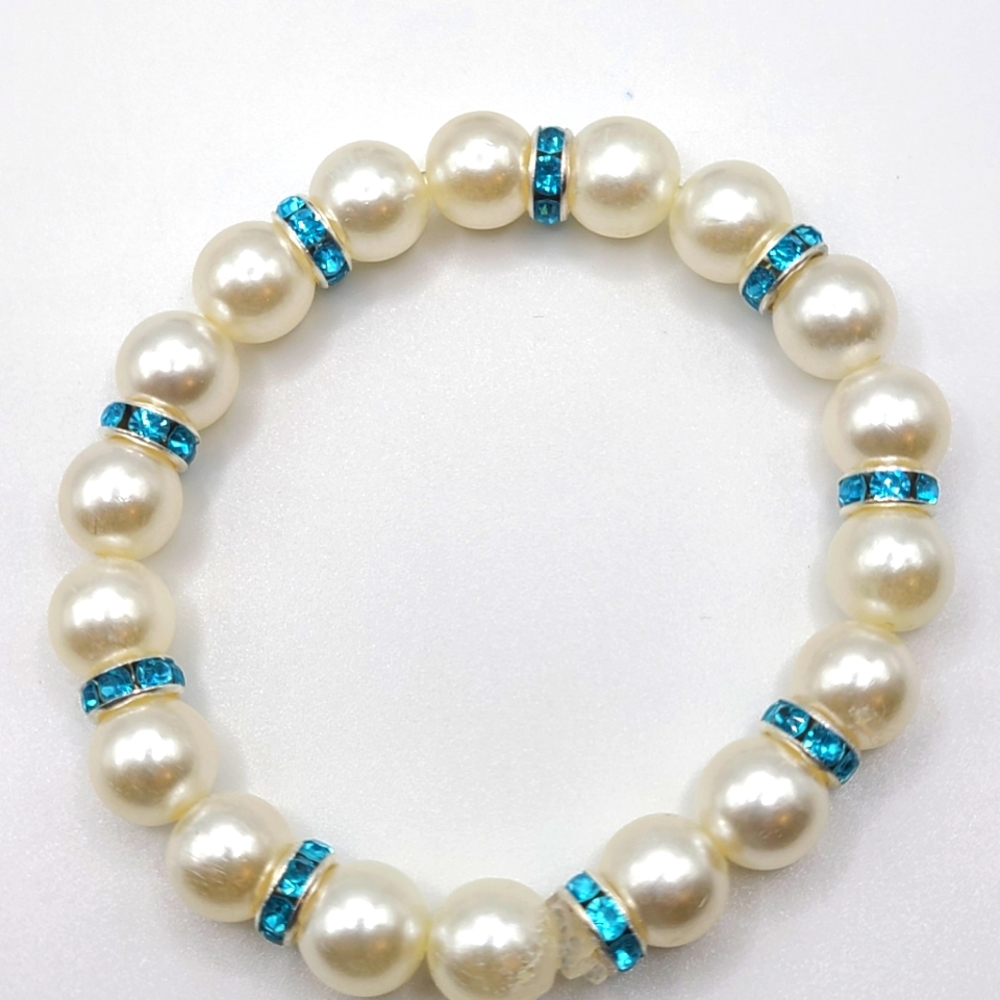 3 Bracelets green beads and white pearls